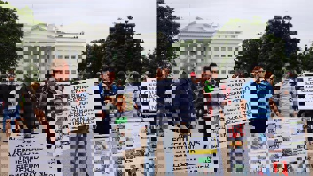 تجمع فعالین حرکت ملی آزربایجان در مقابل کاخ سفید به مناسبت قیام یک خرداد١٣٨۵ -تصاویر