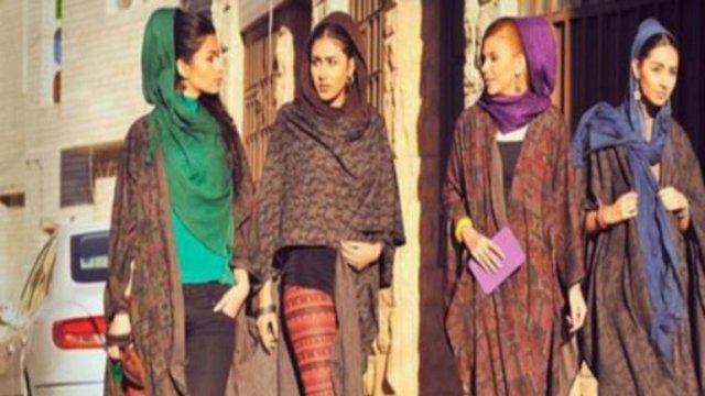 نیروی انتظامی ایران با مانتوهای شیشه‌ای برخورد می‌کند