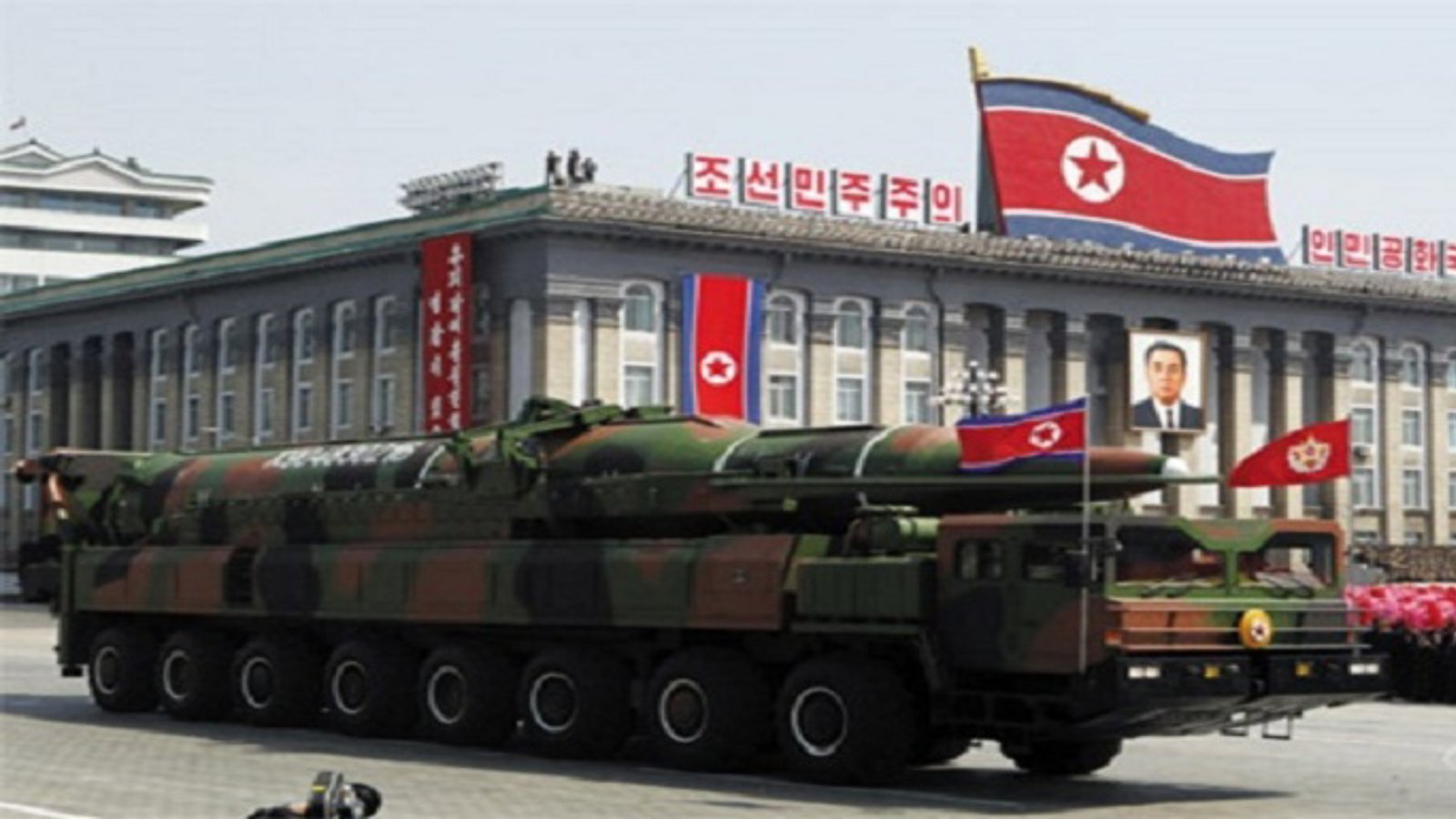 سفیرغیر رسمی کره شمالی در غرب:تنها با ۳ بمب دنیا را نابود می‌کنیم