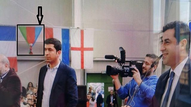 توهین به پرچم آزربایجان در میتینگ حزب “ح د پ” در آلمان