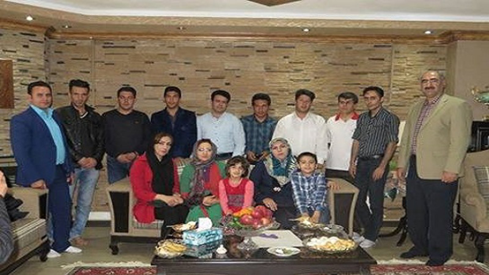 دیدار جمعی از فعالین اورمیه‌ای با خانواده شهید غلامرضا امانی