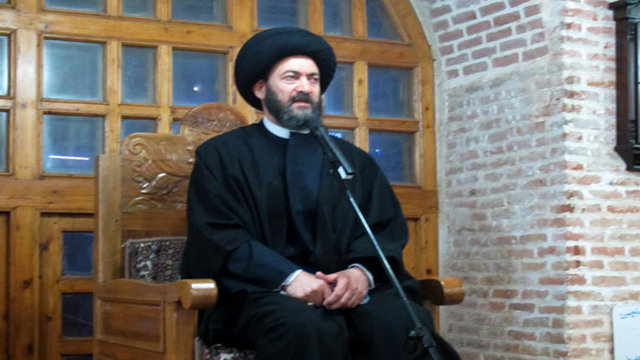 آیت الله عاملی می گوید امام زمان با 