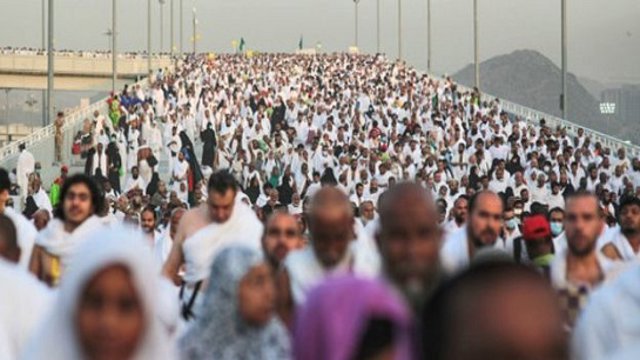 کشته شدن بیش از سیصد زائر حج