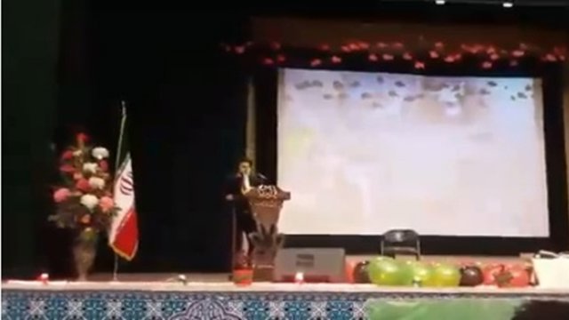 دانشجوی تورک آزربایجانی در دانشگاه اورمیه پان فارسیسم را در ایران به چالش کشاند (ویدئو)