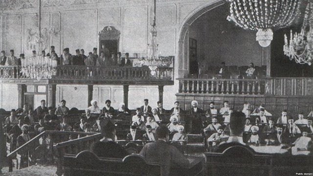 مشروطه تلاشی بود برای زمینی کردن جایگاه حاکم و قوانین جاری - ارسلان بیگی