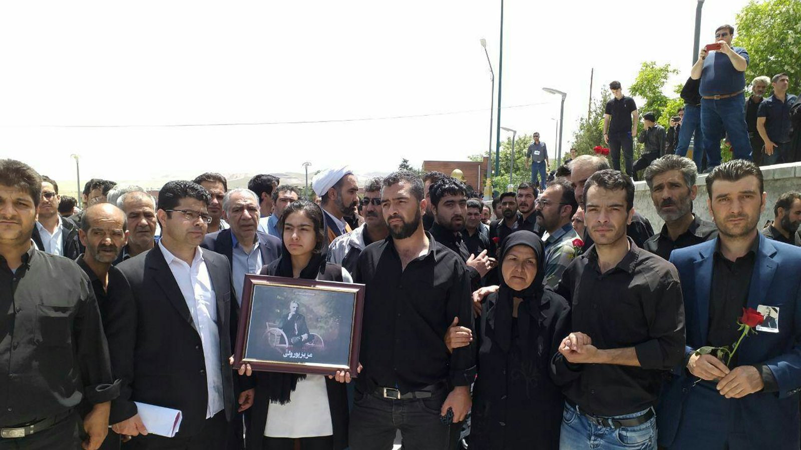 خاکسپاری مبارز ملی آزربایجان عزیز پورولی با حضور هزاران نفر در تبریز