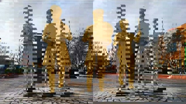 نصب مجسمه‌های «تکمچی» در شاه گؤلو