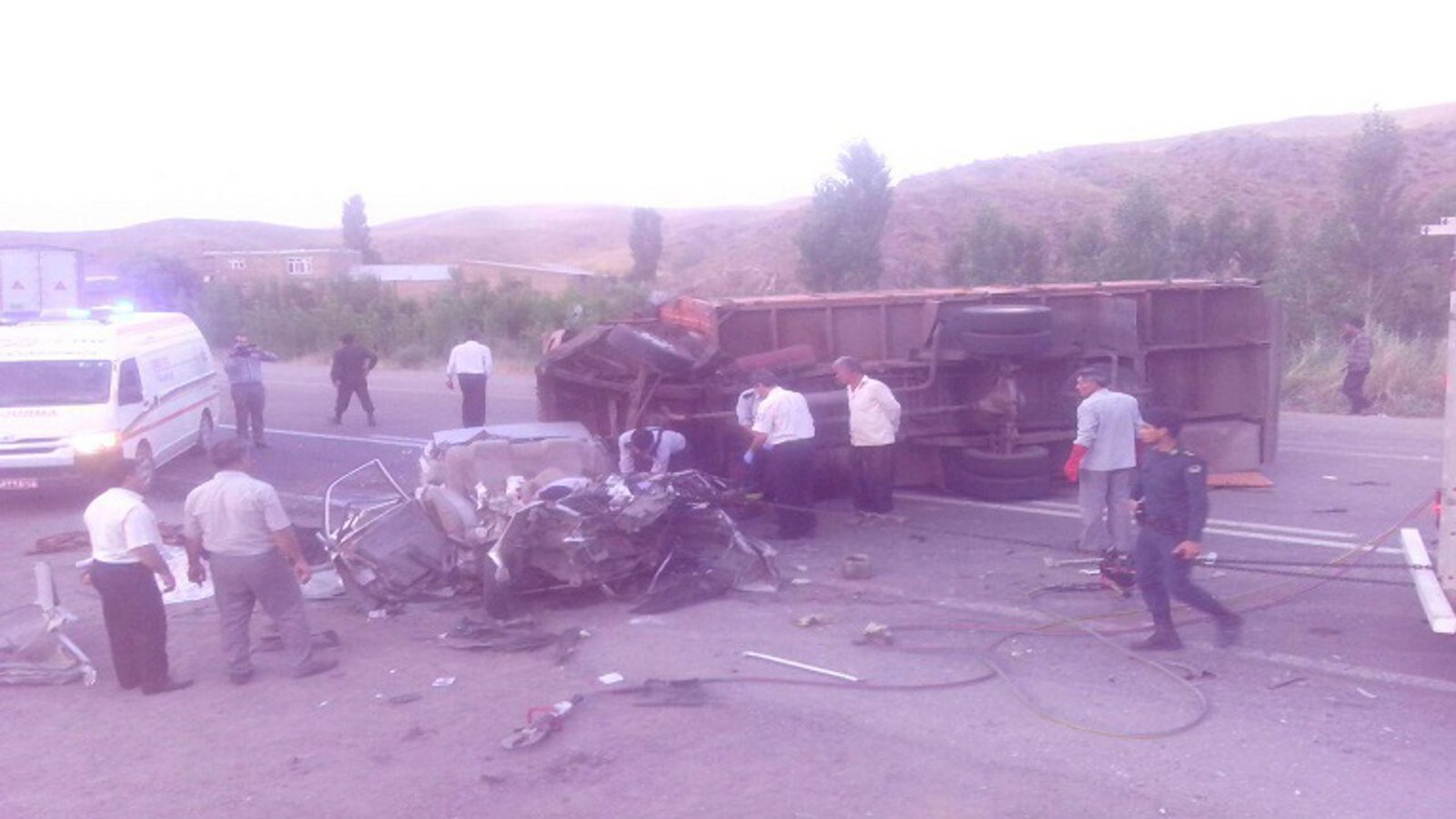 واژگونی خاور و افتادن آن به روی پراید ۵ کشته برجای گذاشت