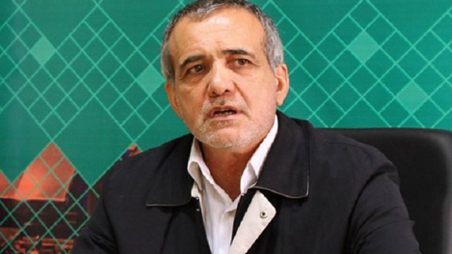 پزشکیان: اگر خامنه‌ای نبود، تیم مذاکره به جرم خیانت اعدام می‌شد/برخی برای خود حق قائل می‌شوند و به یک قومیت توهین می‌کنند