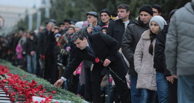 دهها هزار نفر به کشتهشدگان ۲۰ یانوار ادعای احترام کردند+تصاویر دهها هزار نفر به کشتهشدگان ۲۰ یانوار ادعای احترام کردند+تصاویر