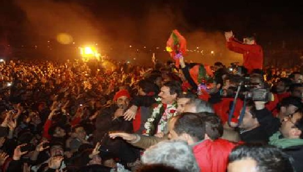 ایرنا: 50 هزار نفر در جلوی فرودگاه تبریز از تونی و یارانش استقبال کردند ایرنا: 50 هزار نفر در جلوی فرودگاه تبریز از تونی و یارانش استقبال کردند