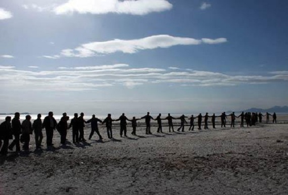 تشکیل زنجیره انسانی در حمایت از دریاچه اورمیه + تصاویر