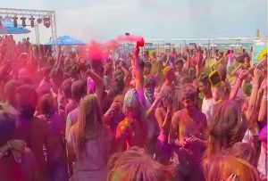فستیوال تابستانی رنگها در ساحل زیبای باکو آزربایجان برگزار شد+ویدئو