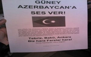 نصب اعلامیه حمایت از قیام ضد نژادپرستی مردم آزربایجان جنوبی در سطح شهر کایسری ترکیه+تصاویر