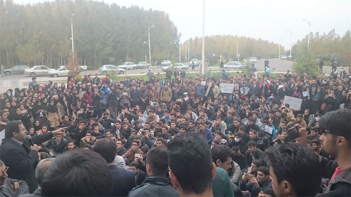 گزارشی از اعتراضات دانشجویان دانشگاه اورمیه علیه نژادپرستی در ایران – تصاویر جدید گزارشی از اعتراضات دانشجویان دانشگاه اورمیه علیه نژادپرستی در ایران – تصاویر جدید