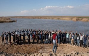 تشکیل زنجیره انسانی در حمایت از احیای دریاچه اورمیه + تصاویر