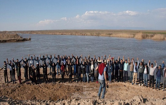 تشکیل زنجیره انسانی در حمایت از احیای دریاچه اورمیه + تصاویر