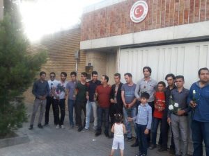نثار گل برای قربانیان تروریسم در مقابل کنسولگری ترکیه در تبریز