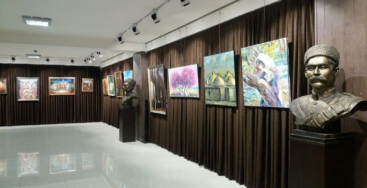 گزارش تصویری از نمایشگاه آثار نقاشی هنرمندان آزربایجان شمالی در تبریز گزارش تصویری از نمایشگاه آثار نقاشی هنرمندان آزربایجان شمالی در تبریز