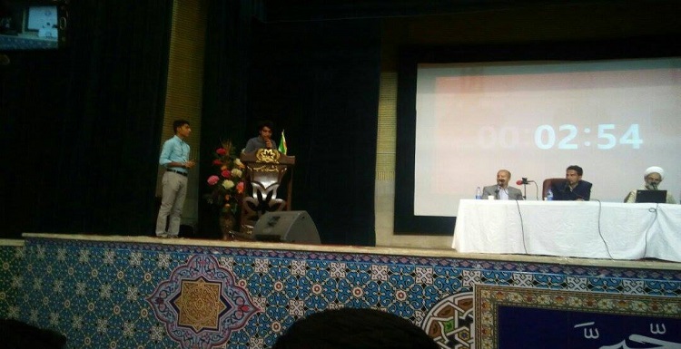 سخنرانی دانشجوی هویت‌طلب علی درگاهی در مراسم مناظره انتخاباتی دانشگاه اورمیه و قطع میکروفون توسط نهاد برگزاری