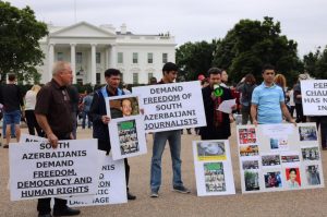 تجمع فعالین حرکت ملی آزربایجان در مقابل کاخ سفید به مناسبت قیام یک خرداد١٣٨۵ -تصاویر