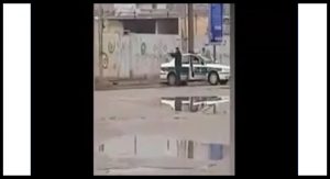 یک مامور پلیس در شادگان خلع سلاح و کشته شد + ویدئو
