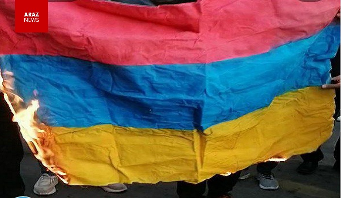 تجمع کنان در تبریز پرچم ارمنستان اشغالگر را به آتش کشیدند / معترضان خواهان بسته شدن مرز نوردوز شدند تجمع کنان در تبریز پرچم ارمنستان اشغالگر را به آتش کشیدند / معترضان خواهان بسته شدن مرز نوردوز شدند