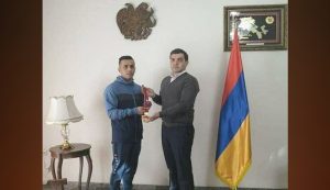 اهدای مدال توسط ورزشکار ایرانی به نظامیان اشغالگر ارمنی