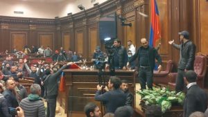 نماینده مجلس ارمنستان: “فکر نمی‌کردم این سالن روزی برای شکست کشورش کف بزند”