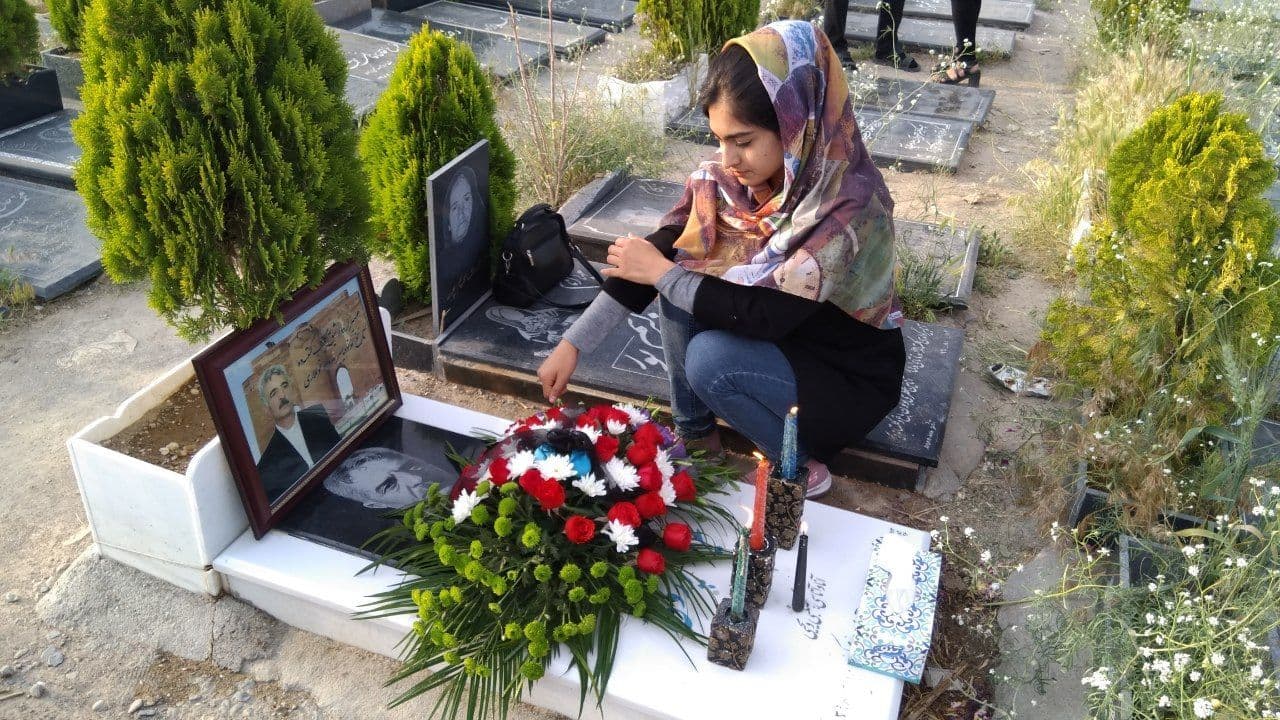 گرامی داشت دومین سالگرد درگذشت «عزیز پورولی» بر سر مزار وی گرامی داشت دومین سالگرد درگذشت «عزیز پورولی» بر سر مزار وی